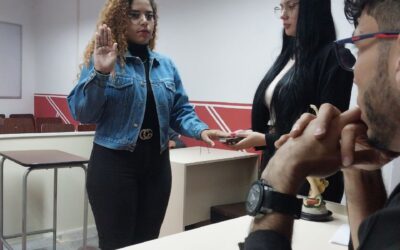 Estudiantes de Derecho realizan simulacro de evacuación de pruebas de testigos