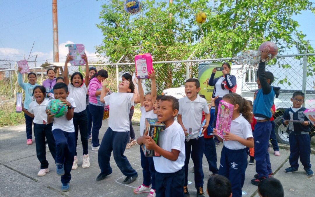 Equipo de Atención al Cliente lleva alegría a niños de la Escuela Antonio José de Sucre