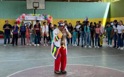 Estudiantes de Derecho tocan corazones de niños vulnerables