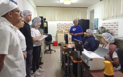 Estudiantes de Ingeniería Industrial viven el control de calidad en Industrias KEL