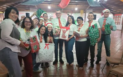 Familia uvemista celebra con emoción y tecnología el cierre de año